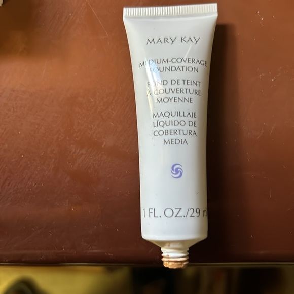 NIB MARY KAY MEDIUM COVERAGE FOUNDATION IN BRONZE - Picture 3 of 6